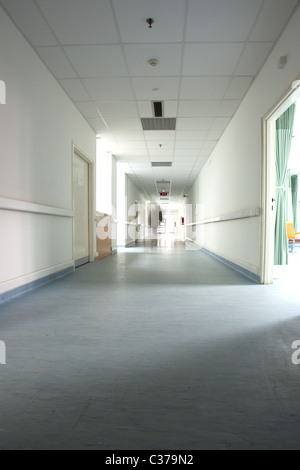 Bewegungsunschärfe von Patienten hetzen durch Korridore Stockfoto