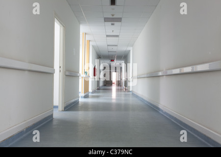 Bewegungsunschärfe von Patienten hetzen durch Korridore Stockfoto