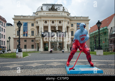 Statue des kanadischen Eishockey-Spieler während der Eishockey-WM 2011 in der Slowakei vor Slowakischen Nationaltheater gelegt. Stockfoto