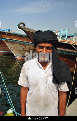 Dhau-Arbeiter am Kai, Dubai Creek, Deira, Dubai, Vereinigte Arabische Emirate Stockfoto