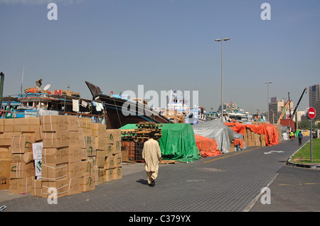 Verladen von Gütern auf Handel Dhaus am Dubai Creek, Deira, Dubai, Vereinigte Arabische Emirate Stockfoto