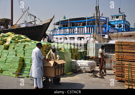 Verladen von Gütern auf Handel Dhow am Dubai Creek, Deira, Dubai, Vereinigte Arabische Emirate Stockfoto