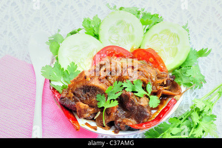 Saftig, lecker Hammelfleisch Korma (Fleisch-Curry, Lamm Curry) auf einem Teller mit Gemüse und Koriander Blätter garnieren Stockfoto