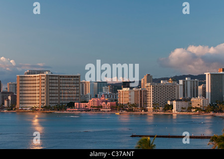 Eine erhöhte Ansicht von mehreren Hotels, die Verdrängung der Küstenlinie von Waikiki Beach, Honolulu, Hawaii. Stockfoto