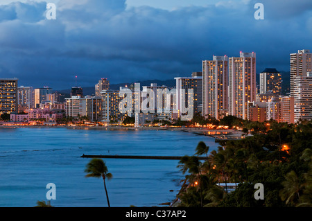 Eine Nacht-Time-Ansicht der Hochhaus-Hotelgebäude im Abschnitt Waikiki in Honolulu, Hawaii. Stockfoto