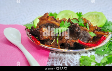 Saftig, lecker Hammelfleisch Korma (Fleisch-Curry, Lamm Curry) auf einem Teller mit Gemüse und Koriander Blätter garnieren Stockfoto