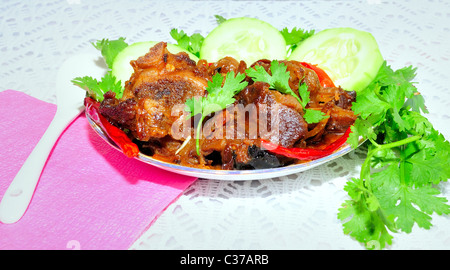 Saftig, lecker Hammelfleisch Korma (Fleisch-Curry, Lamm Curry) auf einem Teller mit Gemüse und Koriander Blätter garnieren Stockfoto