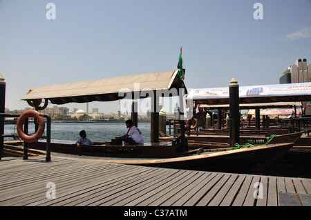 Arabischen Dhow Boote in Deira alte Souk Abra Station, Deira, Dubai, Vereinigte Arabische Emirate Stockfoto