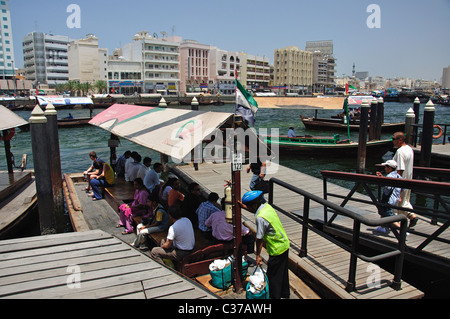 Arabische Dhau Boote an Old Souk Station, Bur Dubai, Dubai, Vereinigte Arabische Emirate Stockfoto