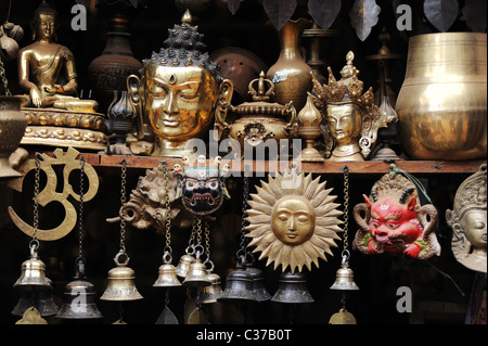 Kupfer Souvenirs bei einem Markt von Kathmandu-Nepal Stockfoto