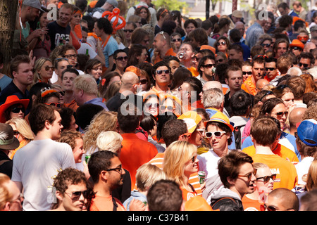 Königstag Königs Tag Geburtstag in Amsterdam. Menschenmenge stecken zu bleiben ist einen improvisierten Tanz party am Prinsengracht Kanal haben. Stockfoto