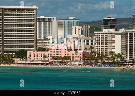 Ein Blick auf die berühmten rosa Royal Hawaiian Hotel im Abschnitt Waikiki in Honolulu, Hawaii. Stockfoto