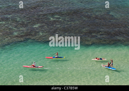 Hawaii Reise; eine erhöhte Ansicht der Paddel-Boarder und Surfer von Sans Souci Strand, Honolulu, Hawaii. Stockfoto