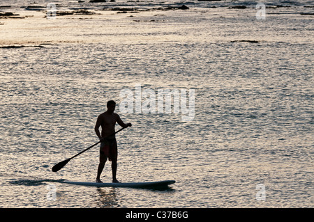 Stand up Paddel-Boarder in Kontur, Sans Souci Strand, Honolulu, Hawaii. Der Strand ist auch bekannt als Kaimana Beach. Stockfoto