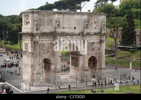 Bogen von Constantine von Colosseo (Kolosseum), mit Touristen gesehen Stockfoto