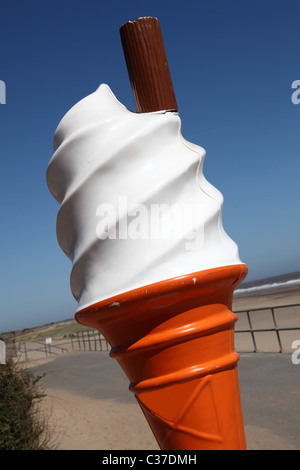 Ein Eis-Zeichen an einem Strand in Großbritannien. Stockfoto