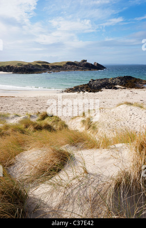 Clachtoll Strand und Split Rock, Clachtoll, Assynt, Sutherland, Highland, Schottland, UK. Stockfoto