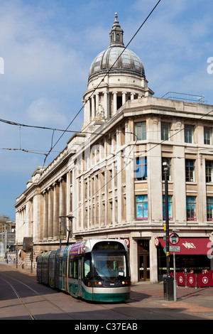 NET-Nottingham Straßenbahn vorbei das Rat-Haus, das Geflügel, Victoria Street Nottingham Stadtzentrum England GB UK EU Europa Stockfoto