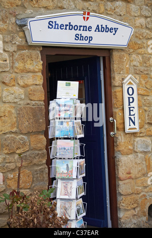 Karten, die im April am Eingang zum Sherborne Abbey Shop, Sherborne, Dorset ausgestellt wurden Stockfoto