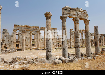 Klassisch inspirierten Abschnitt der monumentalen Colonnaded Straße von der alten Stadt von Apameia. Stockfoto