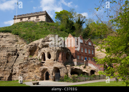 Castle Rock dominiert Nottingham und das Schloss thront auf Höhlen in den Felsen Nottingham Stadtzentrum England UK GB EU Europa Stockfoto