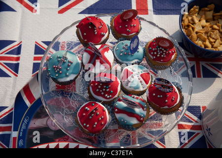 Cup Cakes während der Hochzeit von Prinz William und Kate Middleton - Street Party London UK Stockfoto