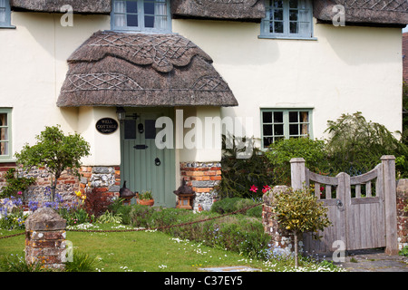 Gut Ferienhaus - charmante Reetdachhaus in Tarrant Monkton, Dorset im April Stockfoto