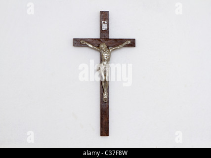 Figur des gekreuzigten Jesus auf der weißen Wand Stockfoto