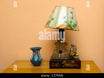 Retro-Tischlampe im orientalischen Stil und Vase auf dem Nachttisch Stockfoto