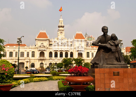 Statue von Ho Chi Minh vor das Volk Ausschuss Bau, Nguyen Hue St, Dong Khoi, Saigon, Vietnam Stockfoto