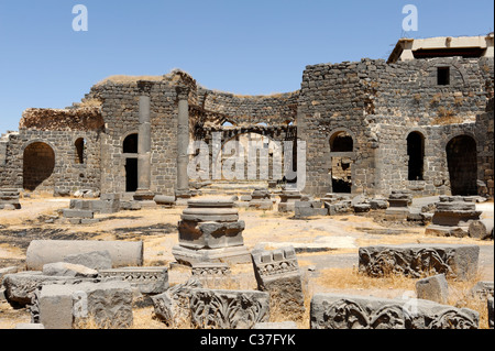 Bosra. Syrien. Die Fassade einer byzantinischen Kathedrale mit verschiedenen dekorativen architektonische Fragmente verstreut in der Front. Stockfoto