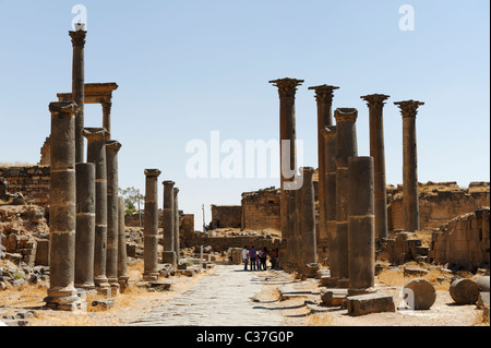 Blick entlang der Nord-Süd-Cardo mit seinen gepflasterten Oberfläche und parallele Reihe von Spalten entlang der alten Straße. Stockfoto