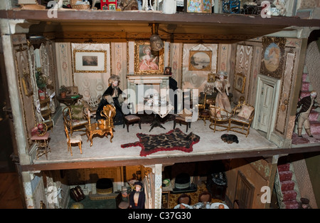 London, Großbritannien, Antique Children's Doll House im 'London Toy & Model Museum', 'Amy Miles House, 1890er Jahre' Vintage Spielzeug, historische londoner Kunst, Antiquitäten uk Stockfoto