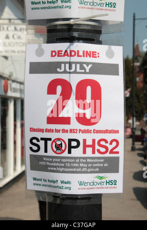 Anti-High Speed 2 (HS2 vorgeschlagen Eisenbahn) Poster mit öffentlichen Konsultation Stichtag in Wendover, Buckinghamshire, England. Stockfoto