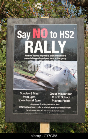 Plakat für ein Anti High Speed 2 (HS2 vorgeschlagen Eisenbahn)-Rallye im Mai 2011 in der Nähe von Great Missenden, Buckinghamshire, England. Stockfoto