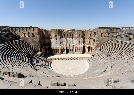 Das römische Theater in Bosra Syrien, das eines der größten und am besten erhaltenen Theater im Mittelmeer ist. Stockfoto