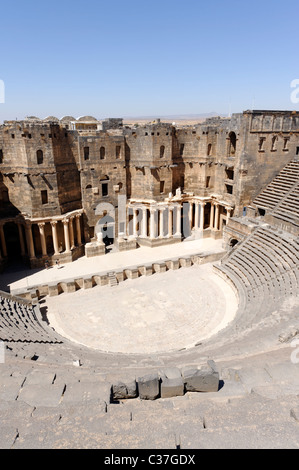 Das römische Theater in Bosra Syrien, das eines der größten und am besten erhaltenen Theater im Mittelmeer ist. Stockfoto