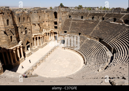 Das römische Theater in Bosra Syrien, das eines der größten und am besten erhaltenen Theater im Mittelmeer ist. Stockfoto