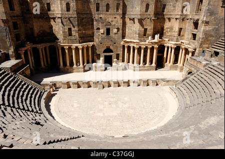 Das römische Theater in Bosra Syrien, das eines der größten und am besten erhaltenen Theater im Mittelmeer ist. Stockfoto