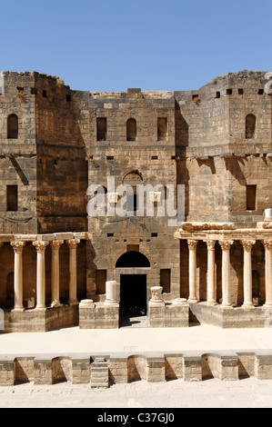 Die Bühne des römischen Theaters in Bosra Syrien, das eines der größten und am besten erhaltenen Theater im Mittelmeer ist. Stockfoto