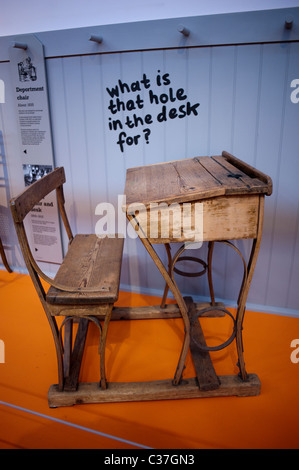 London, Großbritannien, Detail, Old Wooden School Chair Schreibtisch im 'London Toy & Model Museum' 1900, Antiquitäten uk Stockfoto