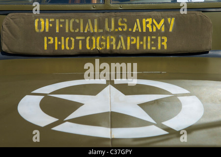 Veranstaltung der Wiedererstellung der Gesellschaft im Zweiten Weltkrieg in Hoghton Towers, Lancashire, England. Front und Haube des US-Armeefotografen willys Jeep Stockfoto