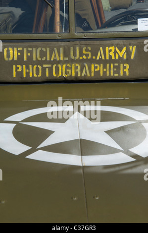 Veranstaltung der Wiedererstellung der Gesellschaft im Zweiten Weltkrieg in Hoghton Towers, Lancashire, England. Front und Haube des US-Armeefotografen willys Jeep Stockfoto