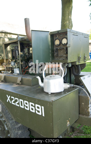 Zweite Weltkrieg Re-enactment Gesellschaft Veranstaltung in Hoghton Towers, Lancashire, England.Oiling der Kessel auf einem Feldgenerator statt Stockfoto