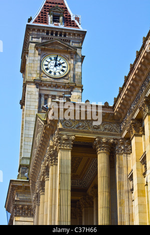 Birmingham Museum und Kunst-Galerie und der Clock Tower, Big Brum. Birmingham, England, Vereinigtes Königreich. Zwischen 1874 und 1879 erbaut. Stockfoto