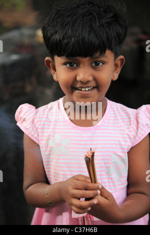 Mädchen mit Weihrauch klebt am Tempel in Sri Lanka Asien Stockfoto