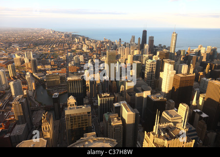 Blick auf Downtown Chicago / USA von hoch oben bei Sonnenuntergang Stockfoto