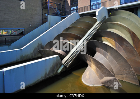 Moderne Archimedes Schrauben der Pumpstation verwendet, um die Polder bei Kinderdijk in Holland, die Niederlande zu entleeren Stockfoto