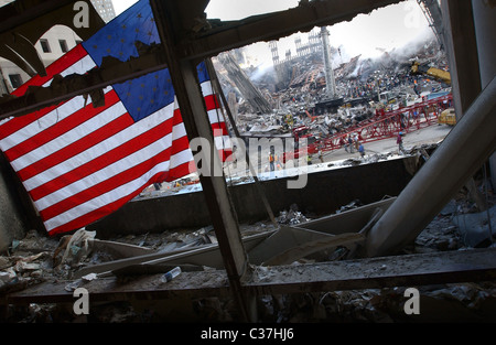 010915-N-3995K-024-New York, N.Y. (15. September 2001)--ist die amerikanische Flagge ein Prominenten-Symbol im Herzen des einstigen Wo Stockfoto