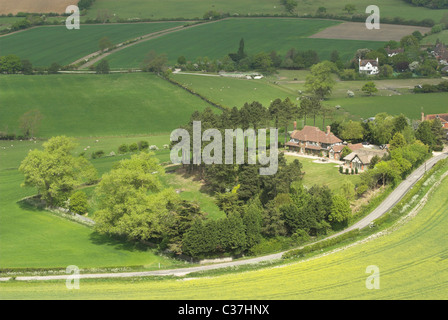 Blick nach Norden über das Dorf Poynings und die umliegende Landschaft von South Downs National Park. Stockfoto